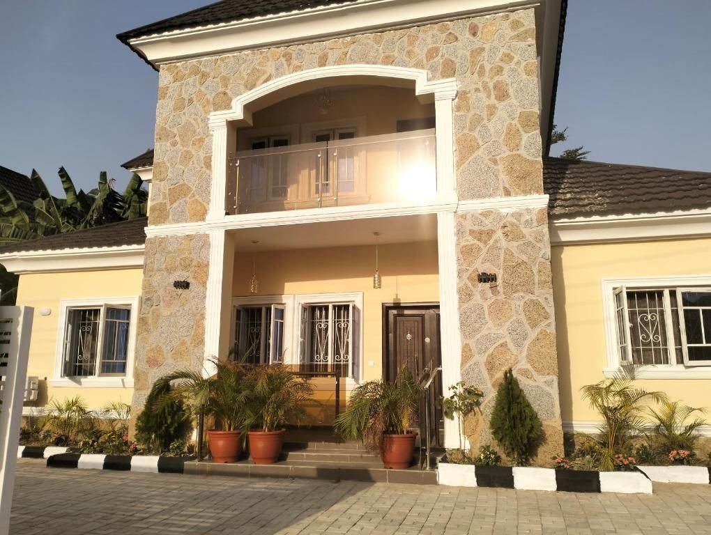 DAZZLE HOTEL AND APARTMENT - Main Photo 1