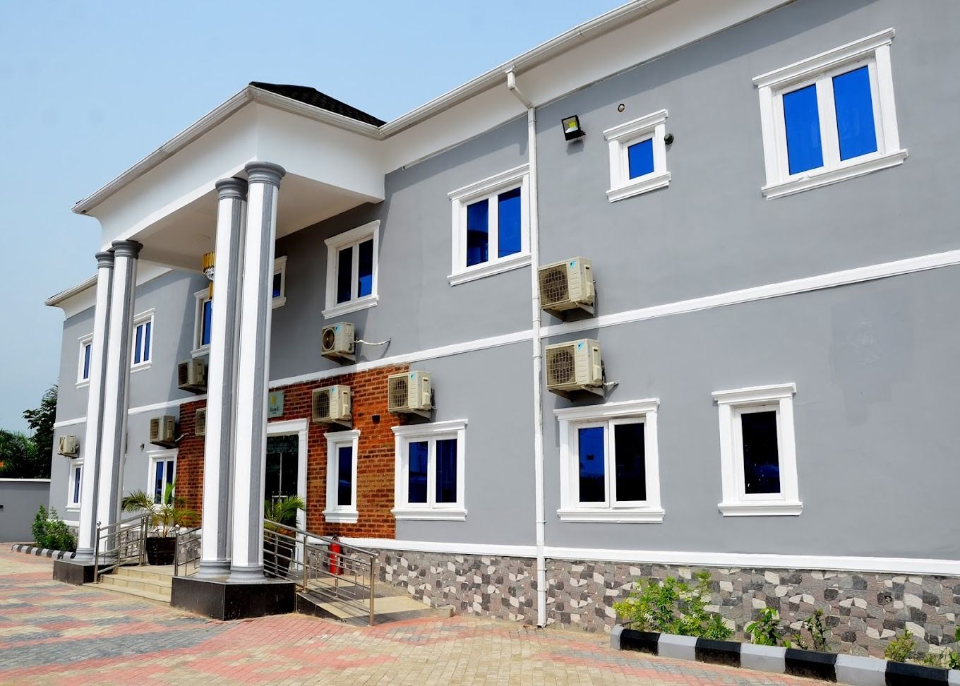 Estee Hotel - Main Photo 1