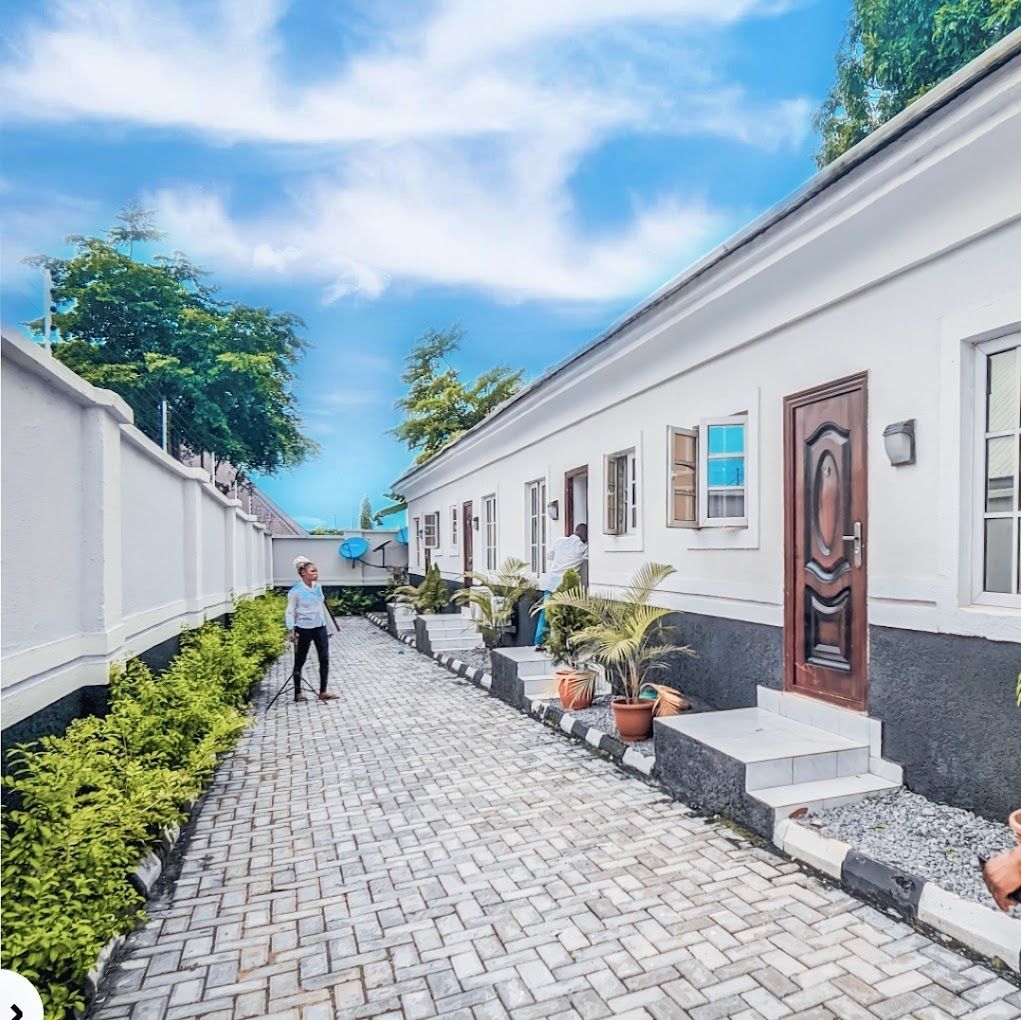 Maloney Hills Residence - Main Photo 1