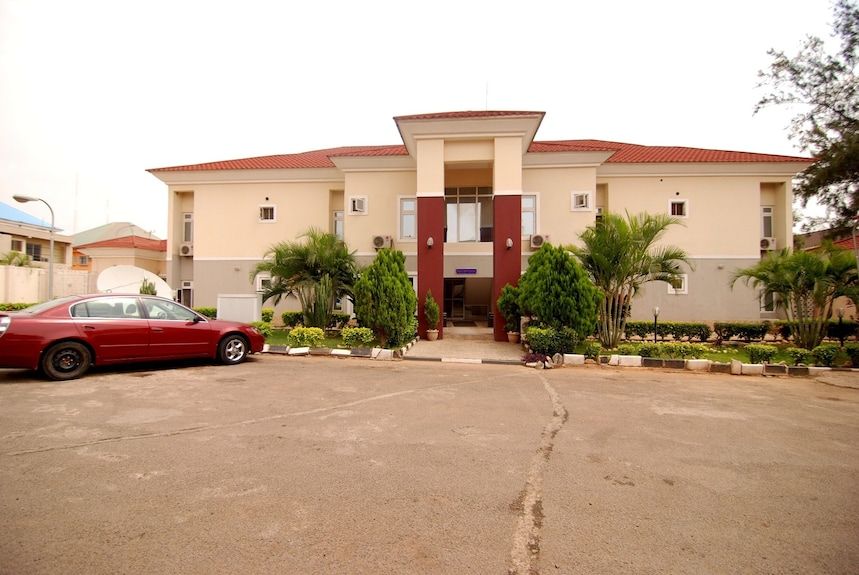 PINE CREST EXCLUSIVE HOTEL & SUITE - Main Photo 1