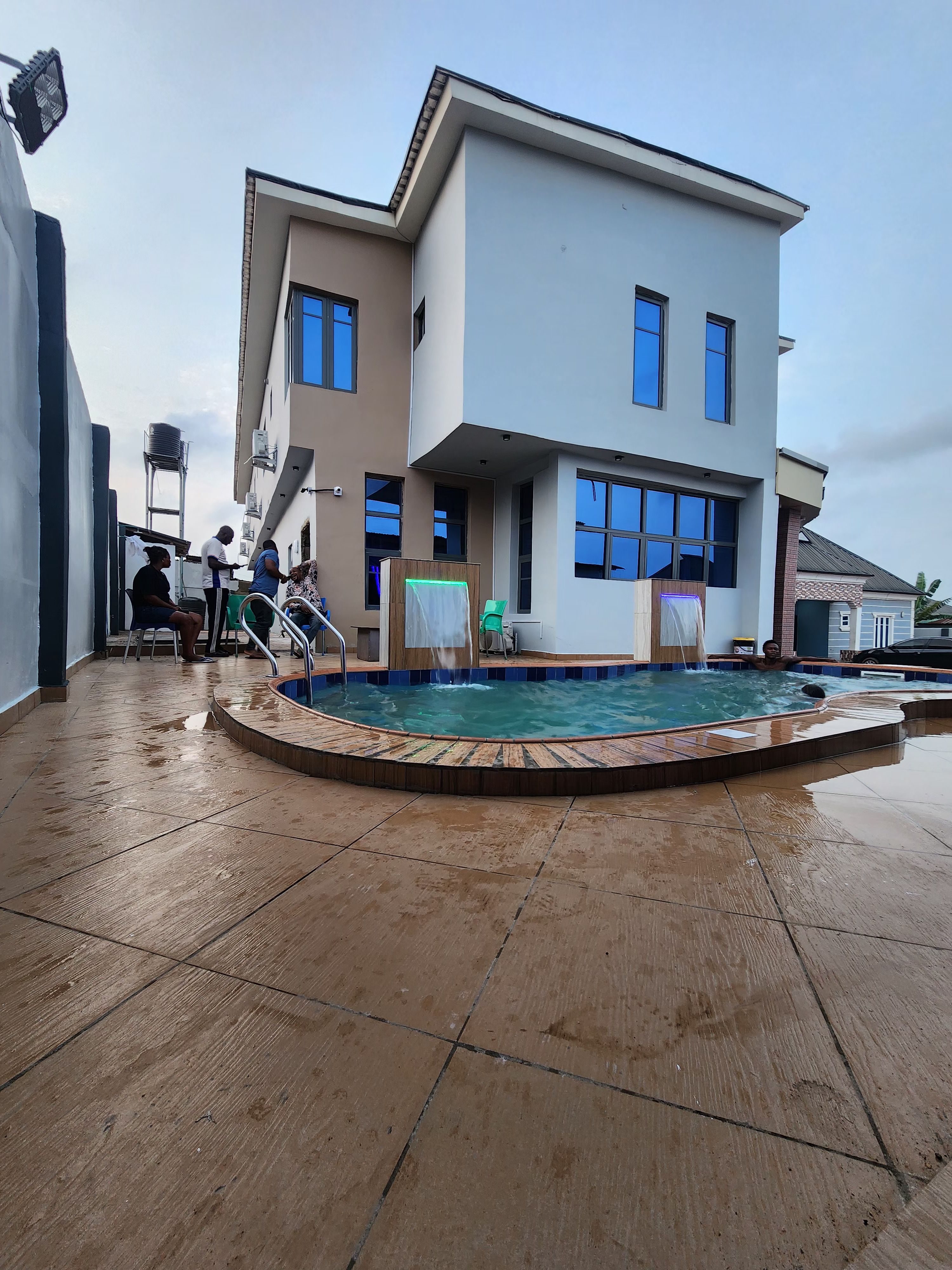 The Bubbles Hotel and Apartment - Main Photo 1